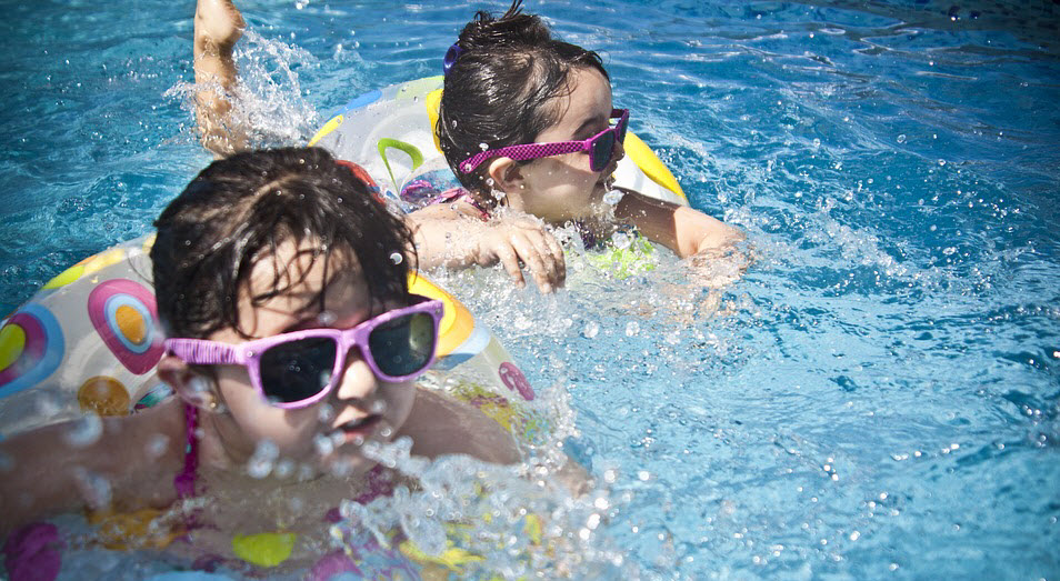 Children in the swimming pool.jpg 1