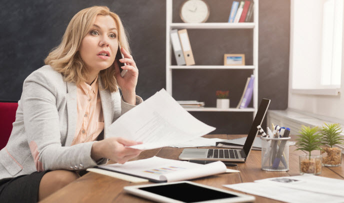 Busy businesswoman speaks in the smartphone