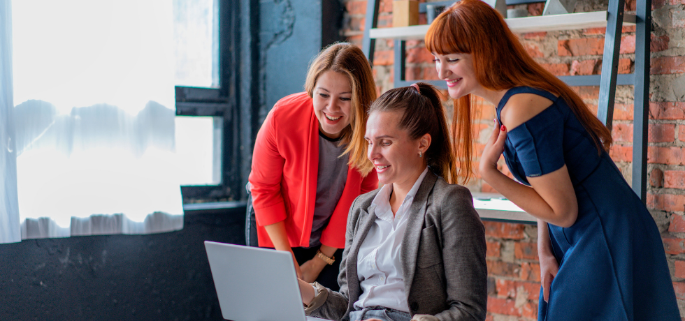 conversational marketing - 3 girls in front of laptop